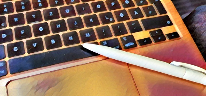 Laptop und Stift für Artikel zu Arbeitnehmer haben keinen Anspruch auf übliche Schlussformel in Arbeitszeugnis