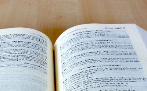 Urheberrecht aufgeschlagen in Gesetzestext Urheberrecht aufgeschlagen in Gesetzestext